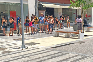 To να στέκεσαι στην ουρά και στο λιοπύρι του Ιουλίου, πρέπει τα ψώνια σου