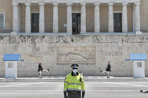 Ασττυνομικός στην εποχή του κορoνοϊού στο Σύνταγμα