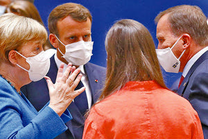 Μια απ’ τις πιο μαραθώνιες Συνόδους Κορυφής εξελισσόταν στις Βρυξέλλες, έως και τα μεσάνυχτα, με βασικό θέμα την αντιμετώπιση των οικονομικών προκλήσεων που έφερε η πανδημία του κοροναϊού.