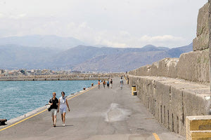 Η “λεωφόρος μπάι πας” και ο λιμενοβραχίονας