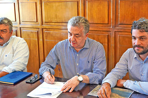 Από την υπογραφή για την ανάπλαση του κήπου στα Χανιά