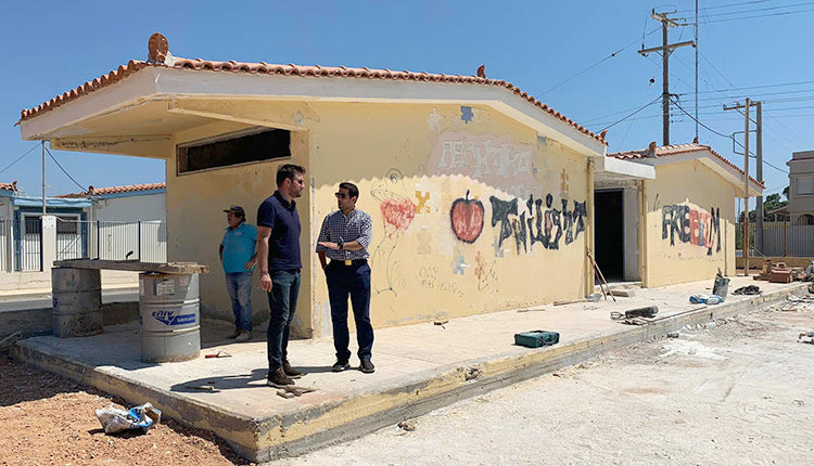 εργασίες στις εκπαιδευτικές υποδομές του Δήμου Μαλεβιζίου, προκειμένου η νέα σχολική χρονιά να βρει τους μαθητές σε αναβαθμισμένα κτίρια και ο δήμαρχος, κ. Μενέλαος Μποκέας
