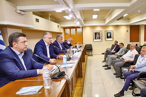 Στις διαβουλεύσεις της κυβέρνησης με αυτοδιοικητικούς για κορυφαία ζητήματα των Περιφερειών μετείχε ο περιφερειάρχης Κρήτης Σταύρος Αρναουτάκης στην Αθήνα.