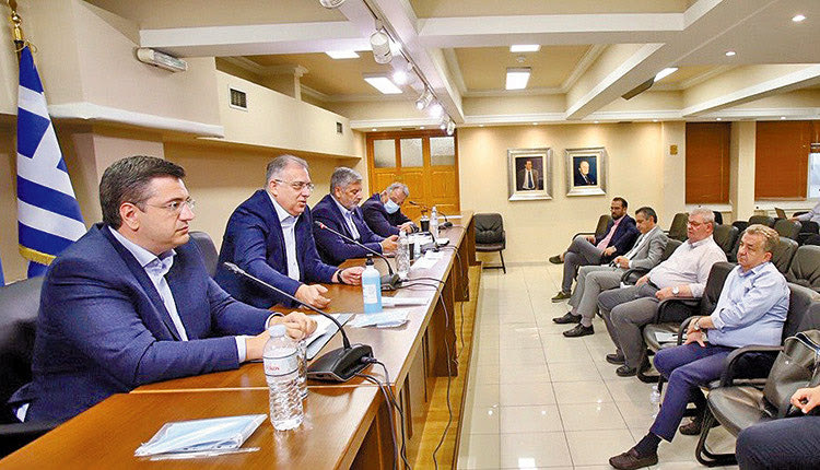 Στις διαβουλεύσεις της κυβέρνησης με αυτοδιοικητικούς για κορυφαία ζητήματα των Περιφερειών μετείχε ο περιφερειάρχης Κρήτης Σταύρος Αρναουτάκης στην Αθήνα.