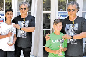 Ο πρόεδρος του «Ηράκλειο» κ. Δελάκης με τους Ζαβουριανό (δεξιά), Καρακώστα που διακρίθηκαν στο τουρνουά