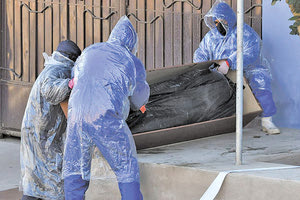 Η αστυνομία της Βολιβίας μαζεύει εκατοντάδες νεκρούς από τους δρόμους