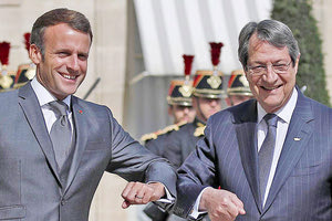 από τα Ηλύσια Πεδία ο Γάλλον πρόεδρος Εμμανουέλ Μακρόν, υποδεχόμενος τον Κύπριο πρόεδρο Νίκο Αναστασιάδη.