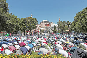 Χιλιάδες μουσουλμάνοι... προσκύνησαν στην Αγιά Σοφιά