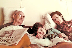 O Μανόλης Φούμης στην αγκαλιά του παππού και της γιαγιάς, ευτυχισμένο παιδάκι. Ο παππούς κρατάει το φύλλο της «Πατρίδας»