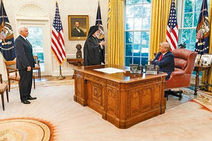 Ο Αρχιεπίσκοπος Ελπιδοφόρος στο γραφείο του Προέδρου Τραμπ