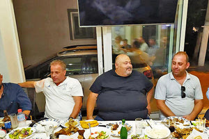 Οι παράγοντες του Πόρου με τον προπονητή της ομάδας στο τραπέζι που παρέθεσαν