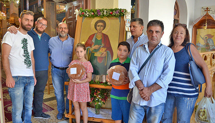 Τον προστάτης τους, Άγιο Παντελεήμονα, γιόρτασαν χθες τα μέλη του Σωματείου Αρτοποιών Ν. Ηρακλείου «Η ΔΗΜΗΤΡΑ» στον Ιερό Ναό του Αγίου Δημητρίου στις Γωνιές Μαλεβιζίου.