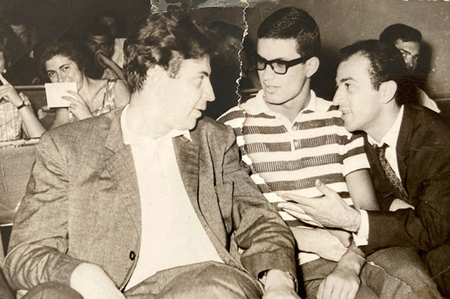 Η φωτογραφία της ημέρας: Ο Μίκης Θεοδωράκης και ο Φοίβος Ιωαννίδης προδιδακτορικά στο “Κάστρο”