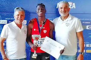 Ο Εκχοσού που πρώτευσε στα 200 μ. με τους κ. Τσατσάκη, Πλουμάκη της Αθλητικής Ακαδημίας Ηρακλείου