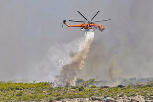 ελικόπτερο (έρικσον) που έκανε ρίψεις νερού για την κατάσβεση της μεγάλης πυρκαγιάς που ξέσπασε στο Καρύδι του Επάνω Μεραμπέλλου
