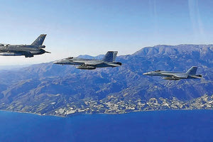 Μια εντυπωσιακή φωτογραφία: Ένα F-16 της Ελληνικής Πολεμικής Αεροπορίας Block 52 + που οδηγεί δύο αμερικανικά F / A-18 του «USS Dwight D.
