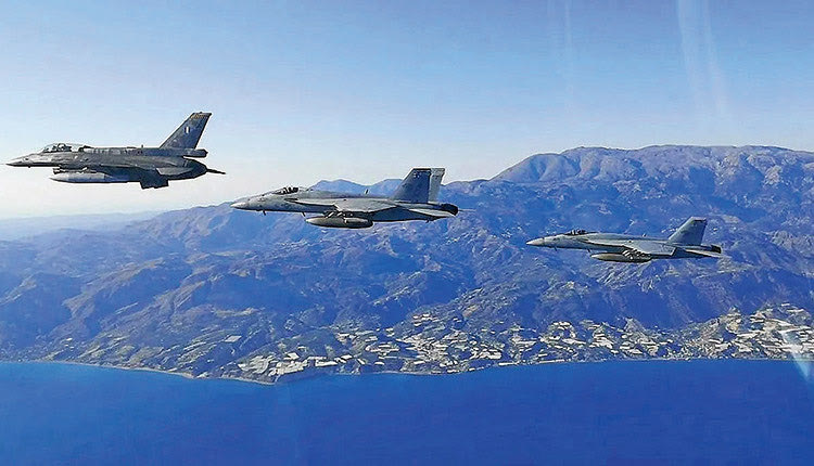 Μια εντυπωσιακή φωτογραφία: Ένα F-16 της Ελληνικής Πολεμικής Αεροπορίας Block 52 + που οδηγεί δύο αμερικανικά F / A-18 του «USS Dwight D.