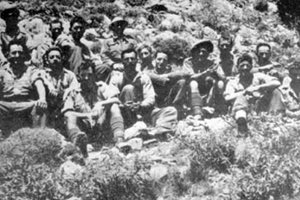 Η φωτογραφία της ημέρας: Μία ομάδα νεοζηλανδών Σφακιανών στα Σφακιά τον Μάιο του 1941