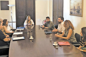 συνάντησης που πραγματοποίησε ο δήμαρχος Μαλεβιζίου Μενέλαος Μποκέας με τη συντονίστριας της Αποκεντρωμένης Διοίκησης Κρήτης Μαρία Κοζυράκη και τον ανάδοχο του έργου των κόμβων Αγίας Πελαγίας και Αχλάδας