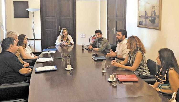 συνάντησης που πραγματοποίησε ο δήμαρχος Μαλεβιζίου Μενέλαος Μποκέας με τη συντονίστριας της Αποκεντρωμένης Διοίκησης Κρήτης Μαρία Κοζυράκη και τον ανάδοχο του έργου των κόμβων Αγίας Πελαγίας και Αχλάδας