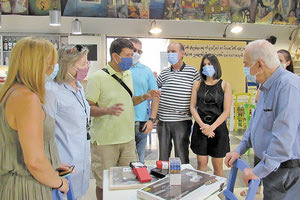 Επιτραπέζια παιγνίδια για άτομα με προβλήματα όρασης παρέδωσε χθες ο δήμαρχος Ηρακλείου, κ. Βασίλης Λαμπρινός, και η πρόεδρος της ΔΕΠΑΝΑΛ, κ. Βαγγελιώ Σχοιναράκη στο Πολύκεντρο Νεολαίας του Δήμου Ηρακλείου