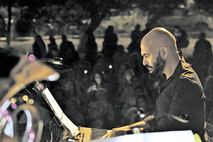 Ο Δημήτρης Μαραμής στο πιάνο