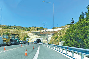 Εργασίες στον νέο δρόμο της Μεσσαράς και συγκεκριμένα το τμήμα από Αγία Βαρβάρα έως και Απομαρμά