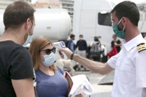 ελέγχους που κάνουν άνδρες του Λιμενικού Σώματος για το αν τηρούνται από τους επιβάτες των πλοίων τα μέτρα που απαιτούνται για να μην υπάρξει διασπορά του κοροναϊου