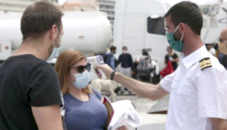 ελέγχους που κάνουν άνδρες του Λιμενικού Σώματος για το αν τηρούνται από τους επιβάτες των πλοίων τα μέτρα που απαιτούνται για να μην υπάρξει διασπορά του κοροναϊου