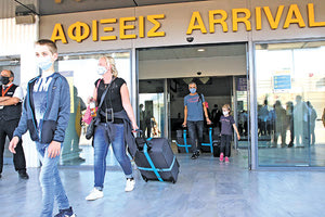 τουρίστες μάσκα αεροδρόμιο