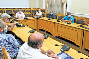 Συνάντηση για τα προβλήματα του κλάδου των παραδοσιακών αποσταγματοποιών συγκάλεσε χθες στη Περιφέρεια ο Αντιπεριφερειάρχης Πρωτογενή Τομέα Μανόλης Χνάρης