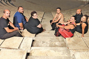 Η παραγωγή του πολυβραβευμένου Δημοτικού Θεάτρου Μυλοποτάμου, η κεντρική σκηνή του οποίου παρουσιάζει το έργο του Μολιέρου «Ο κατά φαντασίαν κερατάς»