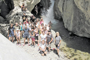 Στο μυθικό φαράγγι της Σαρακίνας, με τους επιβλητικούς βραχώδεις σχηματισμούς σε εξόρμηση του ορειβατικού συλλόγου Αγ. Νικολάου