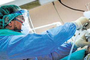 ΝΟΣΗΛΕΥΟΝΤΑΙ ΜΑΖΙ: Θετική στον ιό και  η γυναίκα του 74χρονου