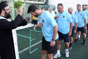 Στιγμιότυπο από τον αγιασμό, ο οποίος προηγήθηκε της πρώτης επίσημης προπόνησης του ΠΟΑ