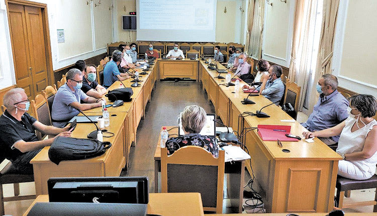 Το ερευνητικό έργο που παράγει το Ινστιτούτο  Ελιάς Υποτροπικών Φυτών και Αμπέλου βρέθηκε στο επίκεντρο σύσκεψης που συγκάλεσε σήμερα στη Περιφέρεια ο αντιπεριφερειάρχης πρωτογενούς τομέα Μανόλης Χνάρης.