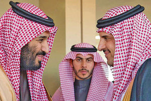 Ο πρίγκιπας Αμπντούλ Ραχμάν μπιν Χαλίντ μπιν Μουσάεντ μπιν Αμπουλαζίζ (δεξιά στην φωτό δέχεται τα συγχαρητήρια του αναπληρωτή πρίγκηπα Μοχάμεντ Μπεν Σαλμάν)