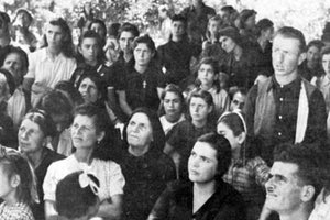 Κρητικοί παρακολουθούν Γερμανό αξιωματούχο να εκφωνεί προπαγανδιστικό λόγο