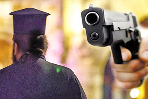 ΜΕ ΠΙΣΤΟΛΙ: Ο παπάς πήγε να «καθαρίσει»