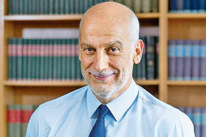 ο Αθανάσιος Τσακρής, καθηγητής Μικροβιολογίας και Διευθυντής Εργαστηρίου Μικροβιολογίας της Ιατρικής Σχολής του Πανεπιστημίου Αθηνών