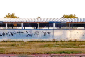 Ο κόσμος της Ιεράπετρας θέλει να κατεδαφιστεί το προπονητήριο στίβου που είναι στην παραλία για να ανοίξει το μέρος.