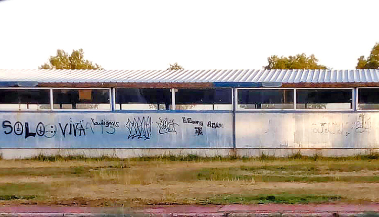 Ο κόσμος της Ιεράπετρας θέλει να κατεδαφιστεί το προπονητήριο στίβου που είναι στην παραλία για να ανοίξει το μέρος.