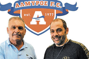 ΧΩΡΙΣ ΚΟΣΜΟ ΤΟ ΣΑΒΒΑΤΟ ΤΟ «ΜΑΡΚΟΜΙΧΕΛΑΚΕΙΟ» ΤΟΥΡΝΟΥΑ ΟΦΗ και Αναγέννηση Ιερ. οι καλεσμένοι του Γιούχτα Το Σάββατο 22 Αυγούστου θα πραγματοποιηθεί στο «Μαρκομιχελάκειο» Στάδιο των Αρχανών, το καθιερωμένο τουρνουά που φέρει το όνομα του ευεργέτη του Γιούχτα, του Αρχανιώτη γιατρού Μιχαήλ Μαρκομιχελάκη του Ιωάννη, ο οποίος στις 13 Δεκεμβρίου 1960, δώρισε μία έκταση 8.119 τ.μ. στη θέση Κάμπος ή Τριορούκουνο, με σκοπό την ανέγερση γηπέδου. Φέτος, τον οικοδεσπότη Γιούχτα θα τιμήσουν με την παρουσία τους, ο ΟΦΗ και η Αναγέννηση Ιεράπετρας που θα αναμετρηθούν σε τρεις αγώνες, διάρκειας 45 λεπτών η κάθε μία. Το πρόγραμμα του τουρνουά: Γιούχτας-Αναγέννηση, 5μμ, ΟΦΗ-Αναγέννηση, 6μμ, Γιούχτας-ΟΦΗ, 7μμ. Το Δ.Σ. του Γιούχτα ανακοινώνει ότι φέτος λόγω των ειδικών συνθηκών που έχει επιφέρει η πανδημία Covid-19, η διοργάνωση θα γίνει σύμφωνα με το υγειονομικό πρωτόκολλο που ισχύει στη Σούπερ Λίγκα, δίχως φυσικά την παρουσία φιλάθλων. «Οι αποστολές των ομάδων θα εισέλθουν στις εγκαταστάσεις με τη σχετική λίστα και τηρώντας όλα τα μέτρα υγειονομικής προστασίας (μάσκες, θερμομέτρηση κλπ.). Δεν θα εισέλθει στις εγκαταστάσεις ουδείς άλλος πέραν των εχόντων εργασία στο τουρνουά και πάντα σύμφωνα με τον αριθμό ατόμων που προβλέπει το ισχύον υγειονομικό πρωτόκολλο», καταλήγει η ανακοίνωση των διοργανωτών. Ο κ. Επιτροπάκης με τον παράγοντα του Αλμυρού κ. Σταματάκη