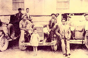 Η φωτογραφία της ημέρας: Οδηγοί ταξί στο προπολεμικό Ηράκλειο