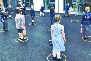 Πρώτη μέρα στο σχολείο. Σκωτία. Θυμίζει ταινία επιστημονικής φαντασίας!