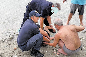 Λιμενικοί έσωσαν τη ζωή λουόμενης
