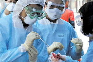 υγειονομικοί υπάλληλοι που έχουν υποβληθεί σε τεστ για κοροναϊό