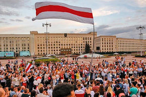 διαδηλωτές για το αποτέλεσμα των εκλογών στη Λευκορωσία