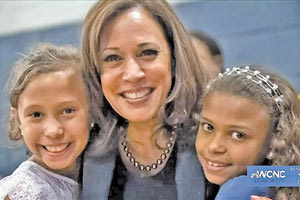 H Κάμαλα Χάρις, η οποία αποδέχθηκε την Τετάρτη το χρίσμα του Δημοκρατικού Κόμματος για να είναι υποψήφια αντιπρόεδρος