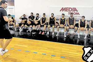 Ο Βασίλης Ράλλης στην πρώτη προπόνηση του ΟΦΗ με τους παίκτες της ομάδας